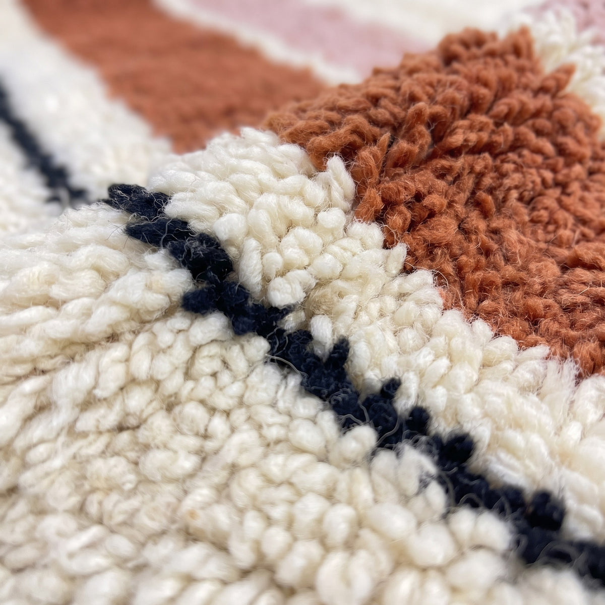 Gros plan sur un motif du tapis de couloir berbère Tasrifa, couloir à poil long fond écru