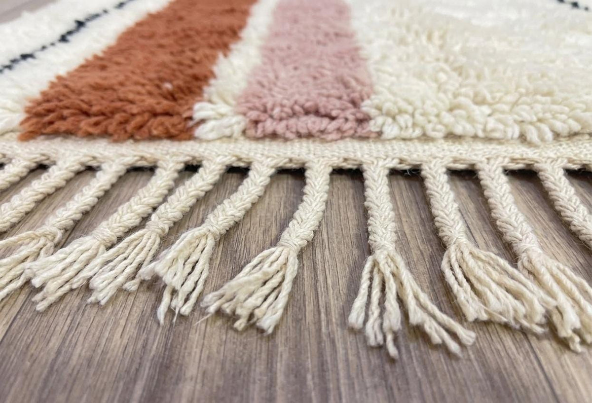 Gros plan sur la laine du tapis de couloir berbère Tasrifa, poil blanc et terracotta noué à la main