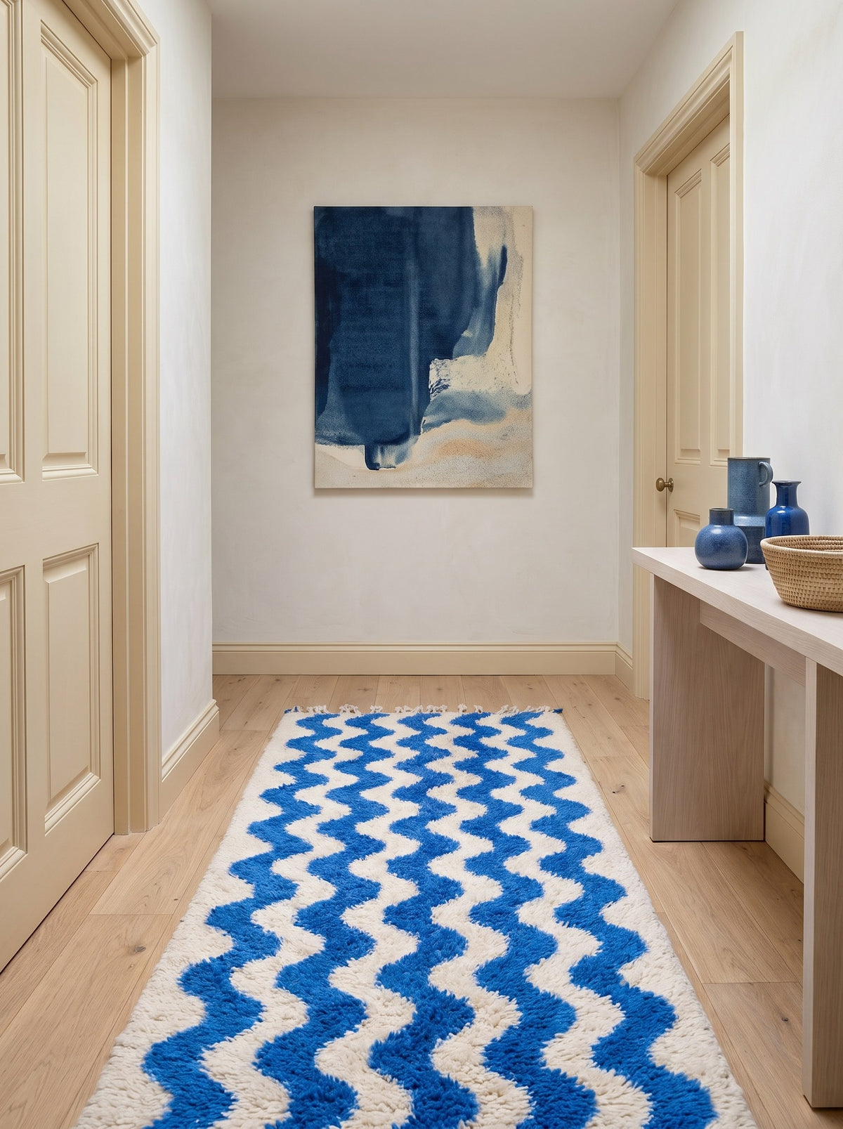 Tapis de couloir berbère à rayures bleu et blanc Abehri dans un autre couloir, noué main au Maroc