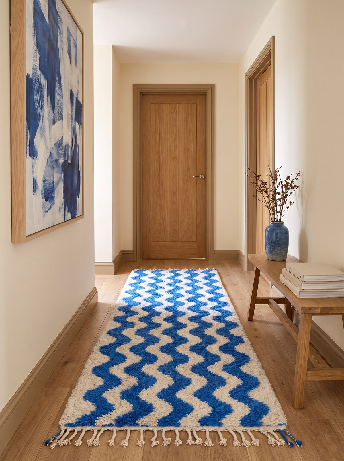 Tapis de couloir berbère à rayures bleu et blanc Abehri dans un troisième couloir, noué main au Maroc