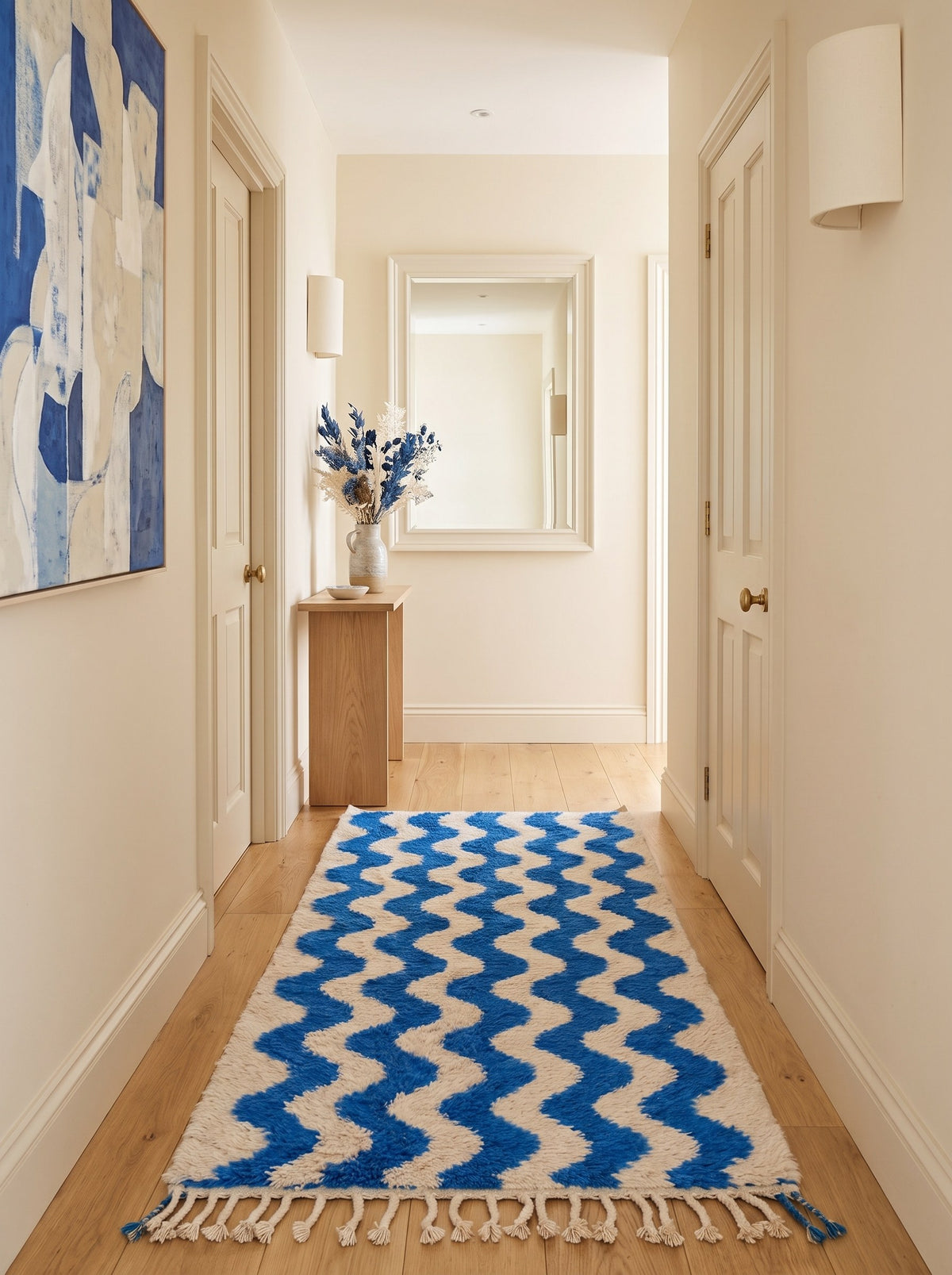 Tapis de couloir berbère à rayures bleu et blanc Abehri dans un couloir, noué main au Maroc