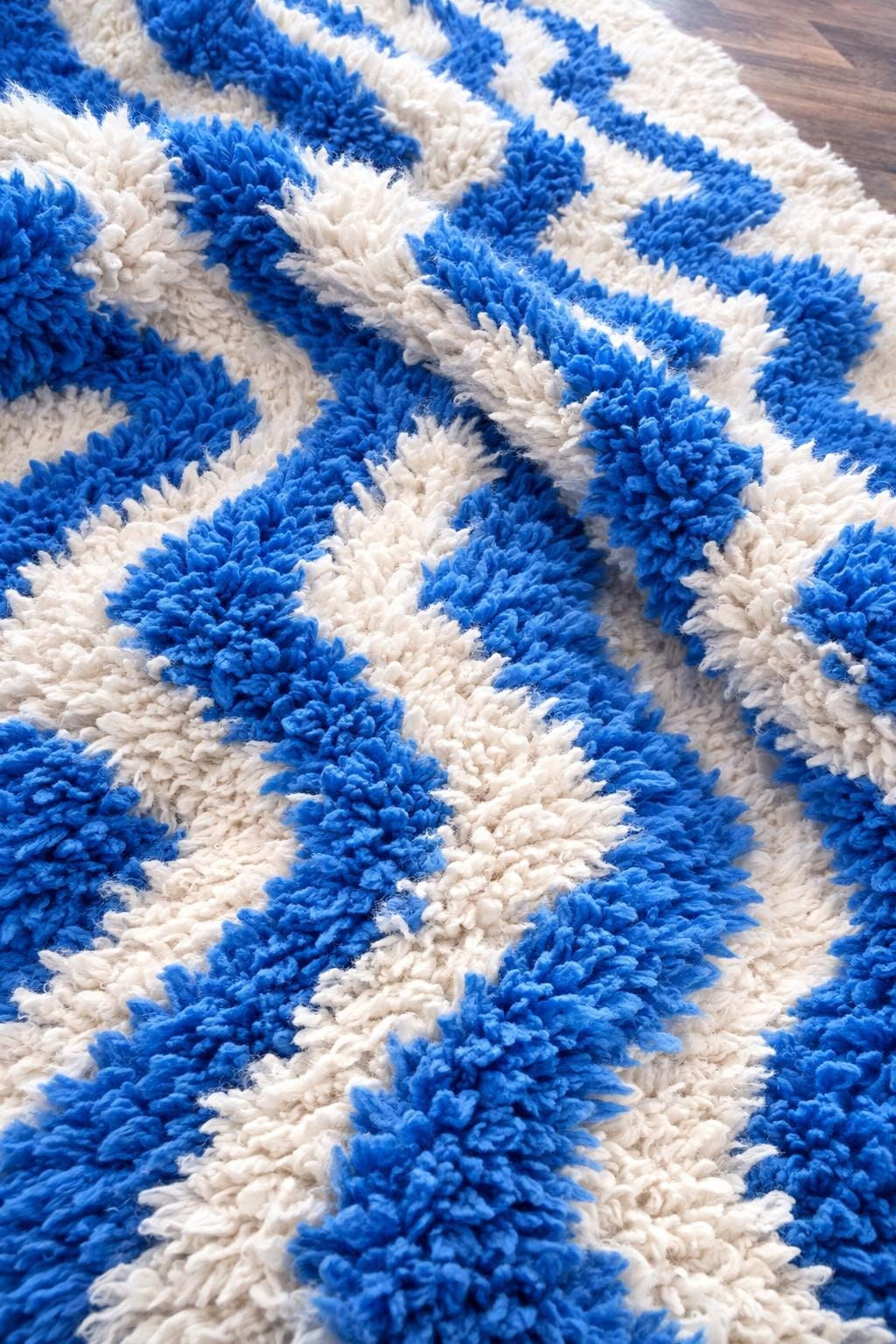 Gros plan sur la laine du tapis de couloir berbère Abehri, laine de mouton au poil long, bleue et blanche