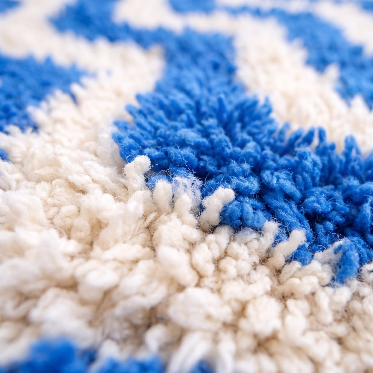 Gros plan sur un motif du tapis de couloir berbère Abehri, couloir à poil long, six vagues verticales bleu