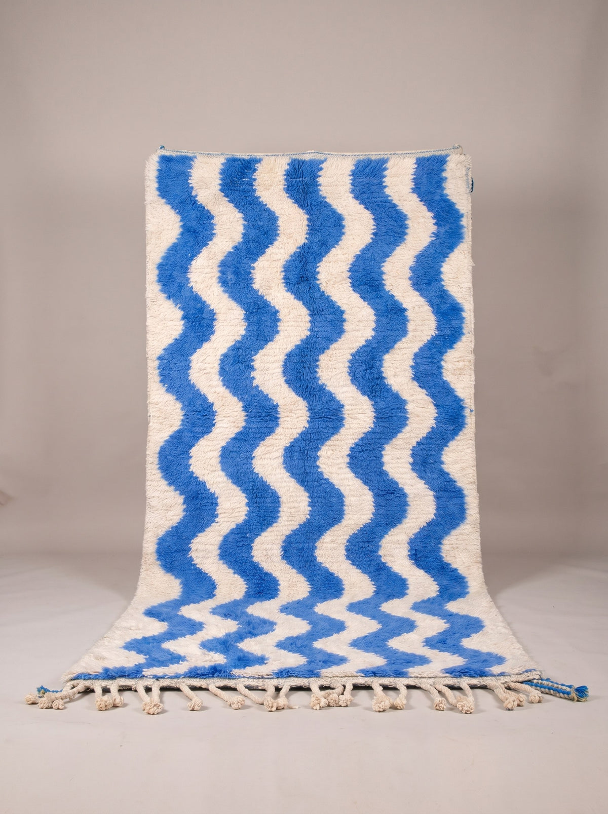 Tapis de couloir berbère à rayures bleu et blanc Abehri suspendu, pièce unique nouée main au Maroc