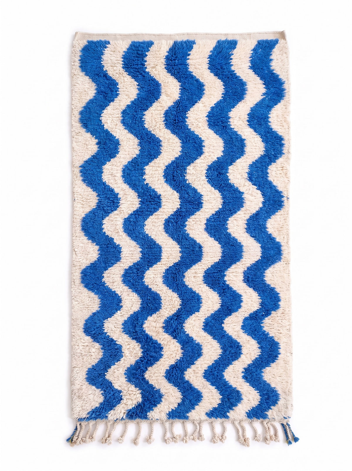 Tapis de couloir berbère à rayures bleu et blanc Abehri vu à plat, couloir à poil long, six vagues verticales bleu vif alternées