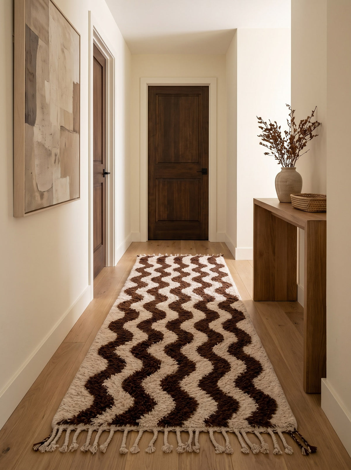Tapis de couloir berbère à rayures marron et blanc Roudin dans un troisième couloir, noué main au Maroc