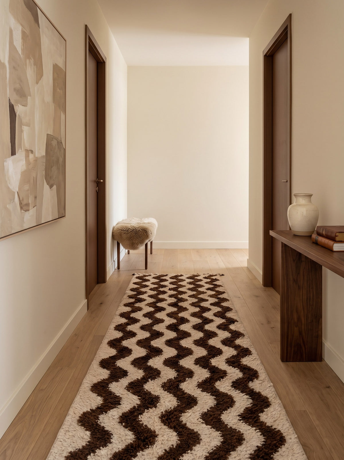 Tapis de couloir berbère à rayures marron et blanc Roudin dans un couloir, noué main au Maroc