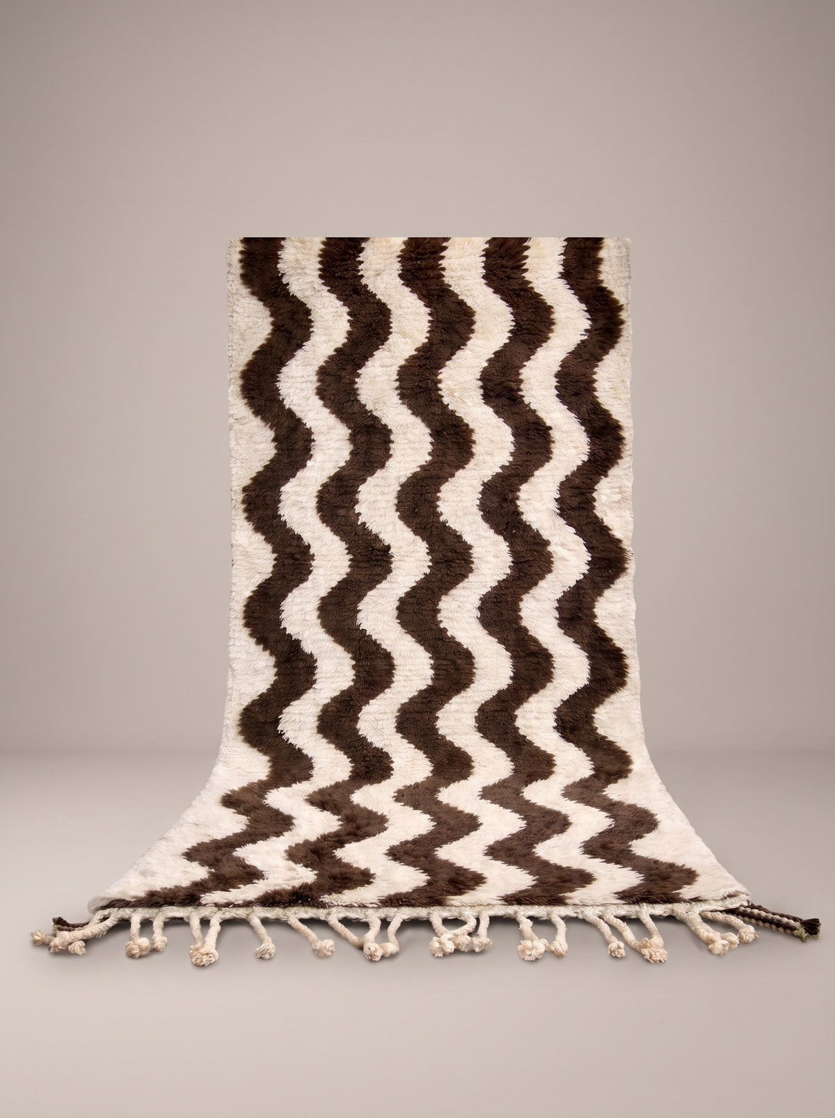 Tapis de couloir berbère à rayures marron et blanc Roudin suspendu, pièce unique nouée main au Maroc