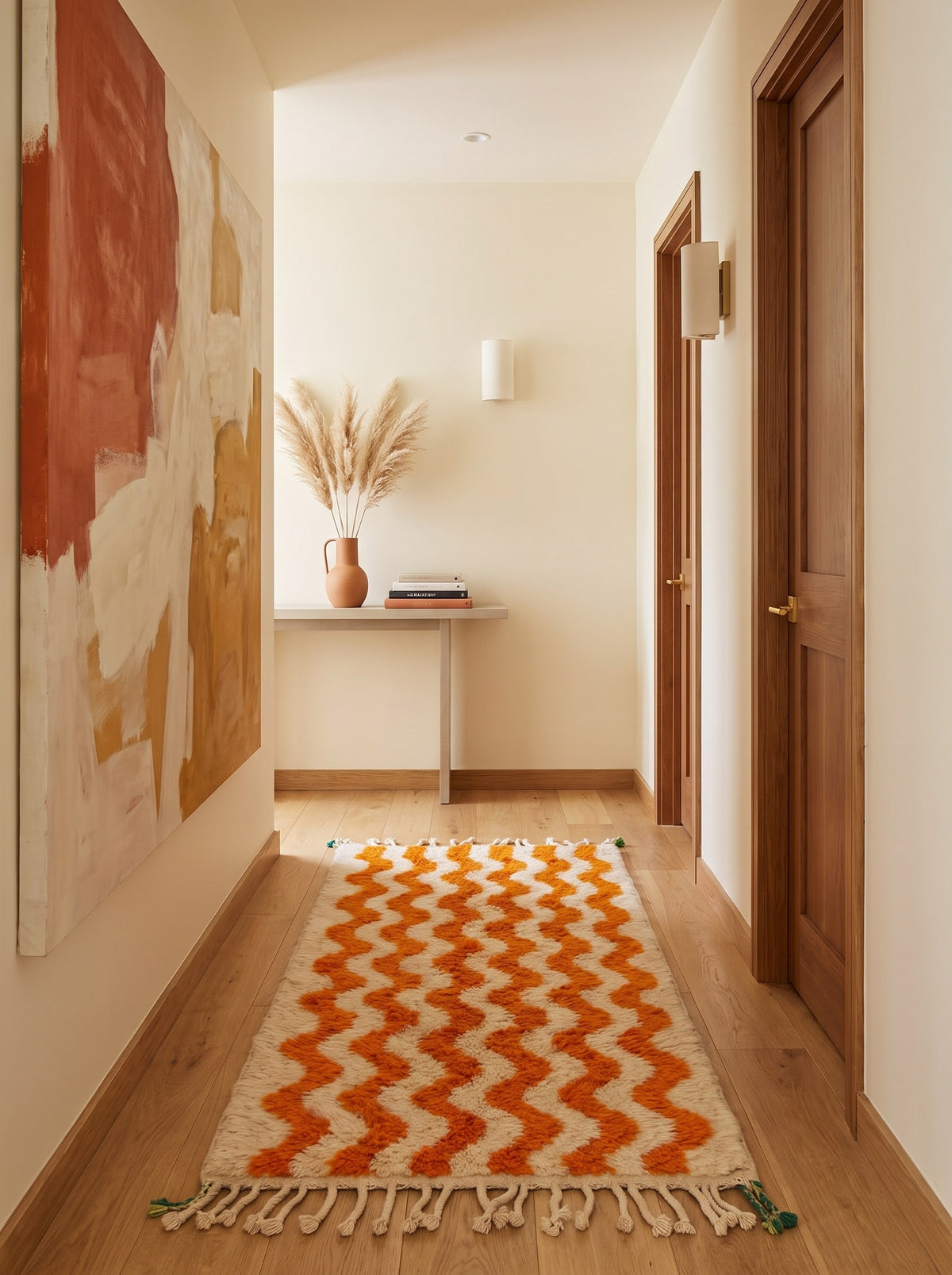 Tapis de couloir berbère à rayures orange et blanc Loumzal dans un troisième couloir, noué main au Maroc