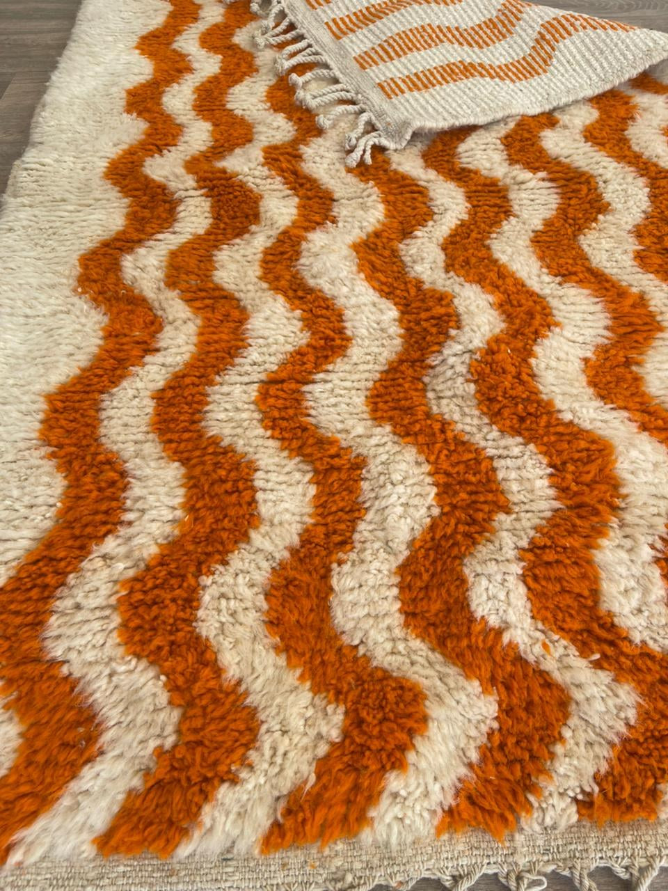Gros plan sur le coin relevé du tapis de couloir berbère Loumzal, épaisseur du poil long et dos tissé à la main