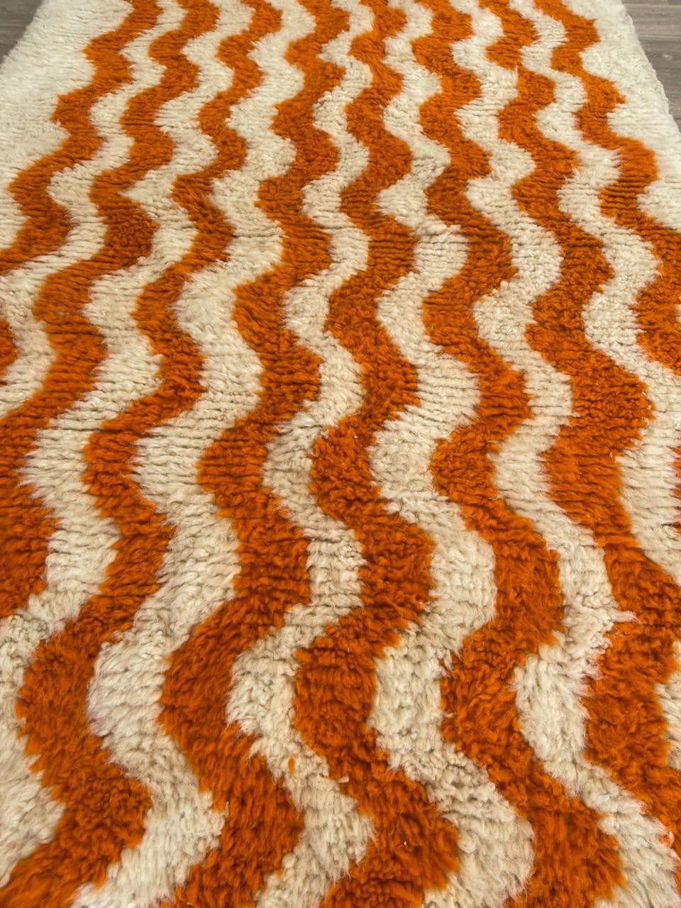 Gros plan sur la laine du tapis de couloir berbère Loumzal, poil orange et blanc noué à la main