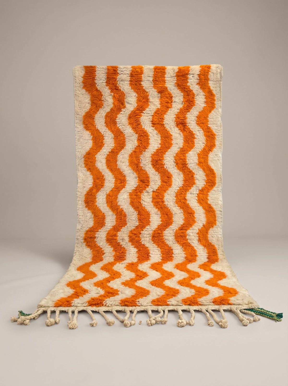 Tapis de couloir berbère à rayures orange et blanc Loumzal suspendu, pièce unique nouée main au Maroc
