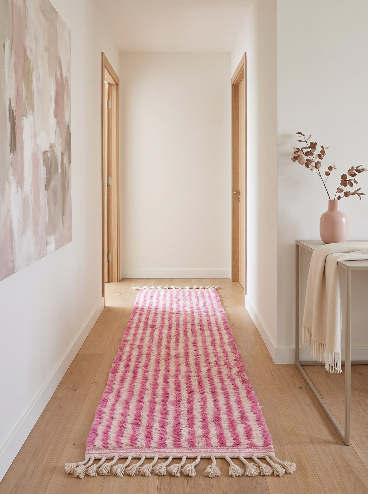 Tapis de couloir berbère à rayures rose et blanc Mirleft dans un autre couloir, noué main au Maroc