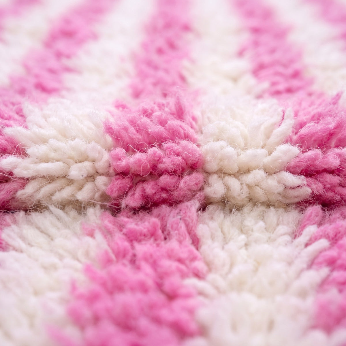 Gros plan sur un motif du tapis de couloir berbère Mirleft, couloir à poil long, rayures longitudinales rose vif