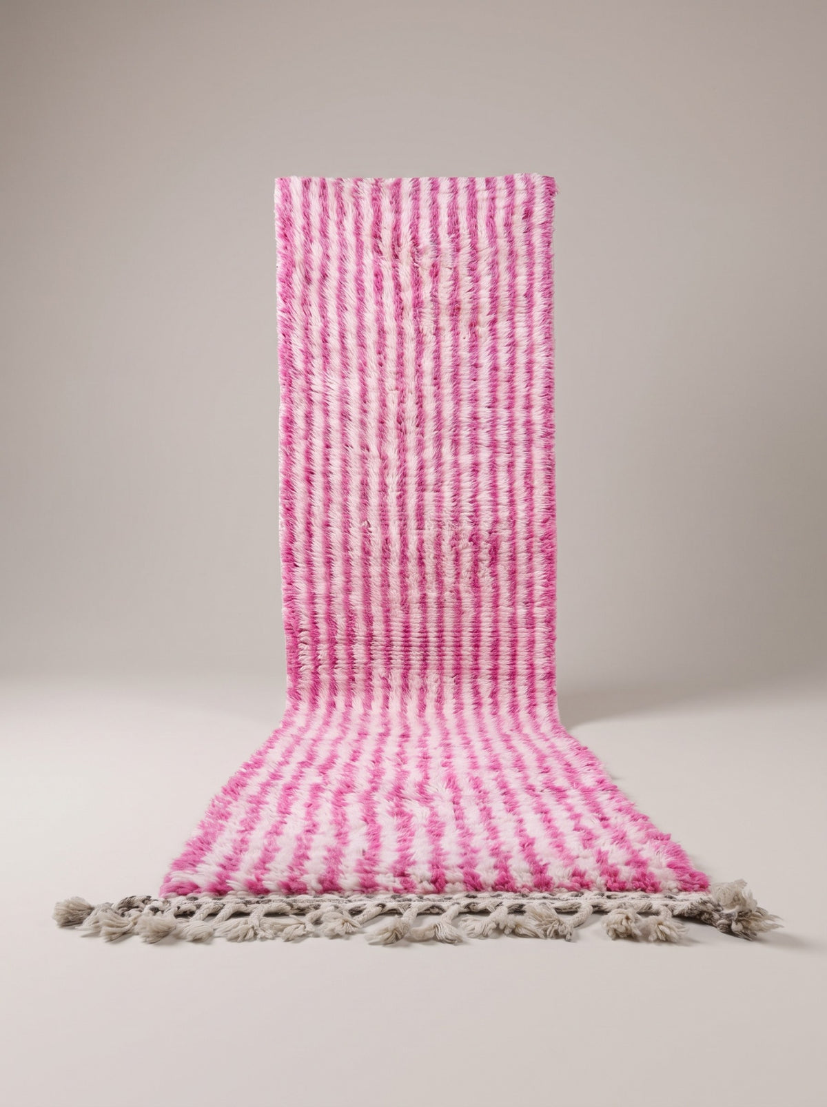 Tapis de couloir berbère à rayures rose et blanc Mirleft suspendu, pièce unique nouée main au Maroc