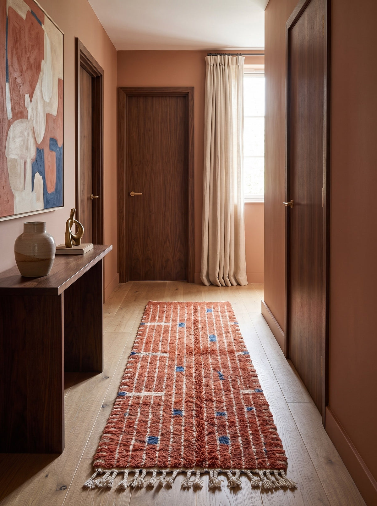 Tapis de couloir berbère à rayures terracotta Tichka dans un autre couloir, noué main au Maroc