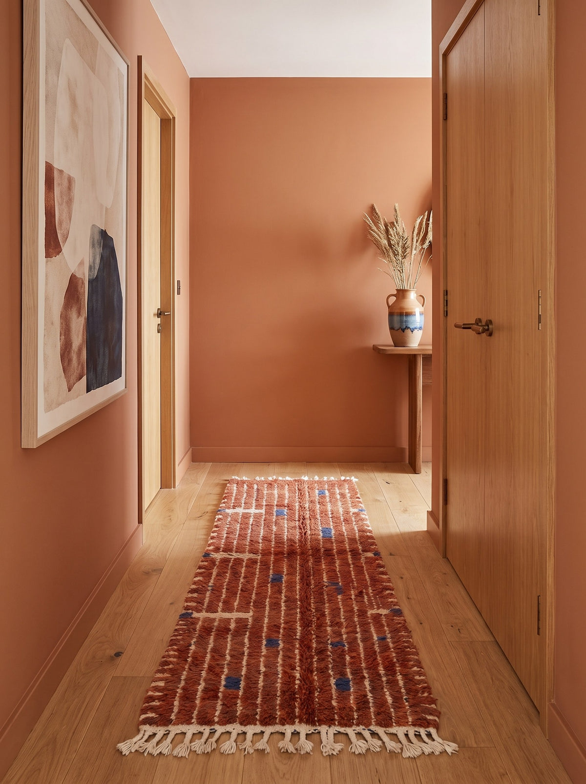 Tapis de couloir berbère à rayures terracotta Tichka dans un troisième couloir, noué main au Maroc