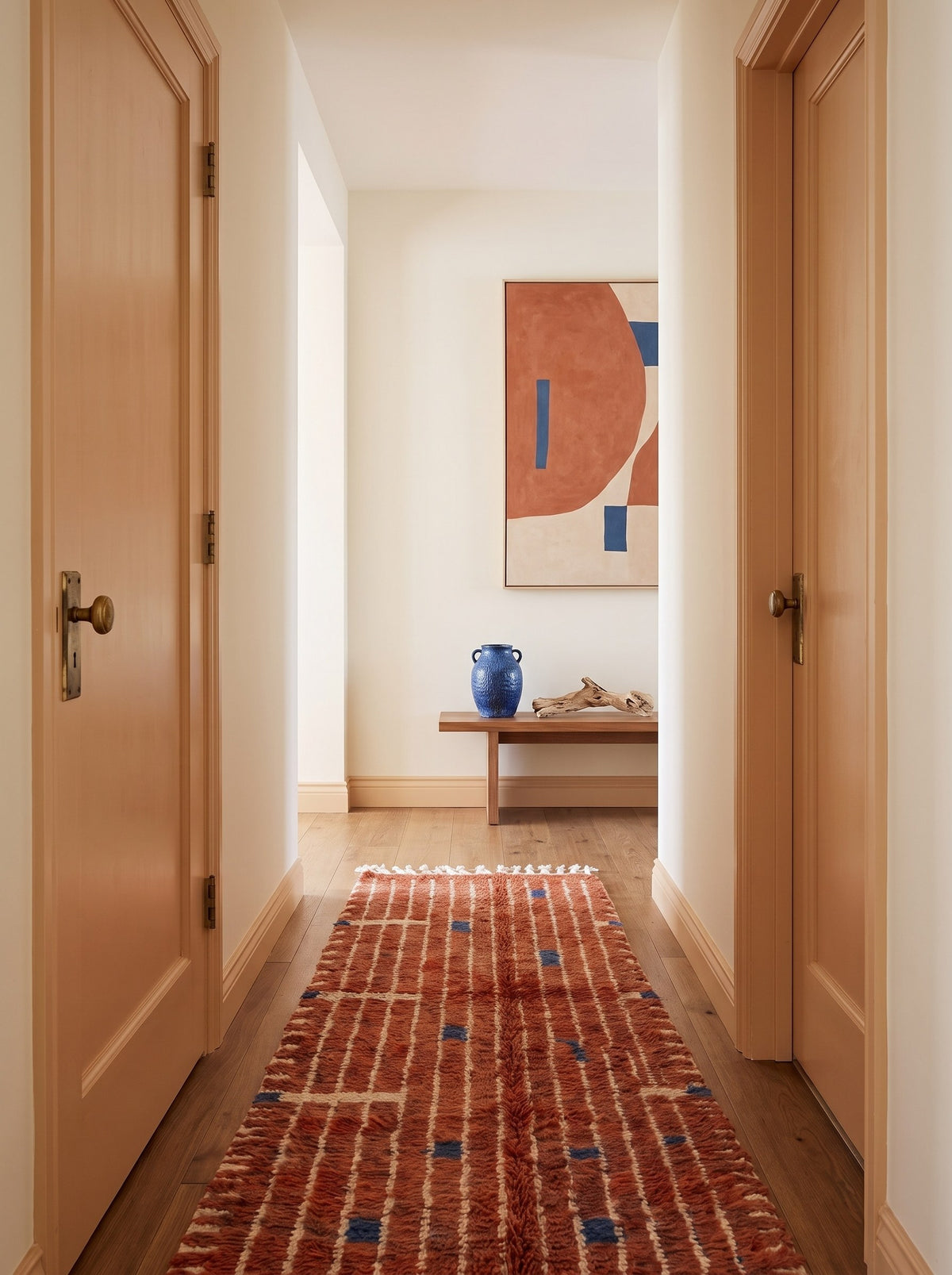 Tapis de couloir berbère à rayures terracotta Tichka dans un couloir, noué main au Maroc