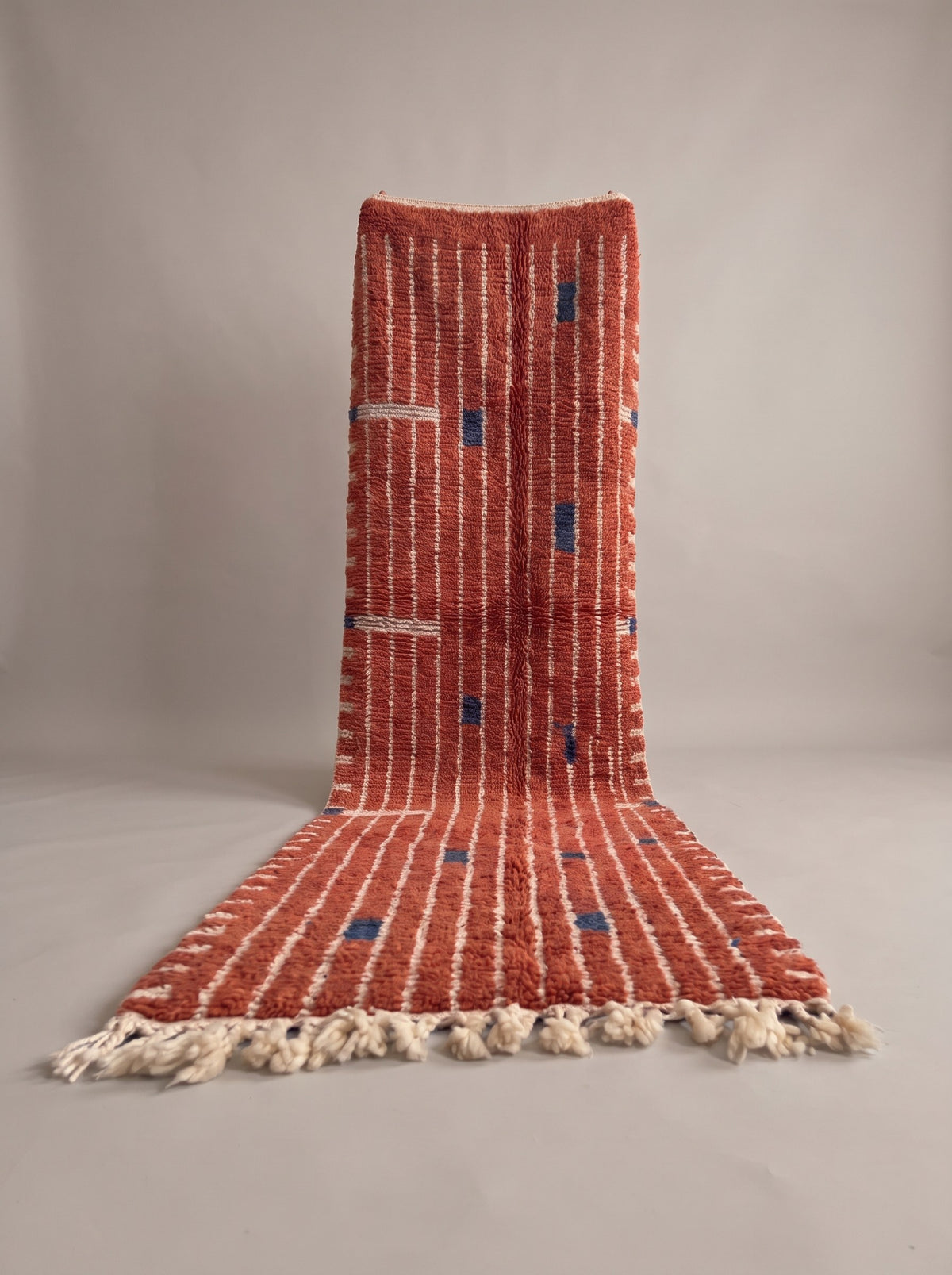Tapis de couloir berbère à rayures terracotta Tichka suspendu, pièce unique nouée main au Maroc
