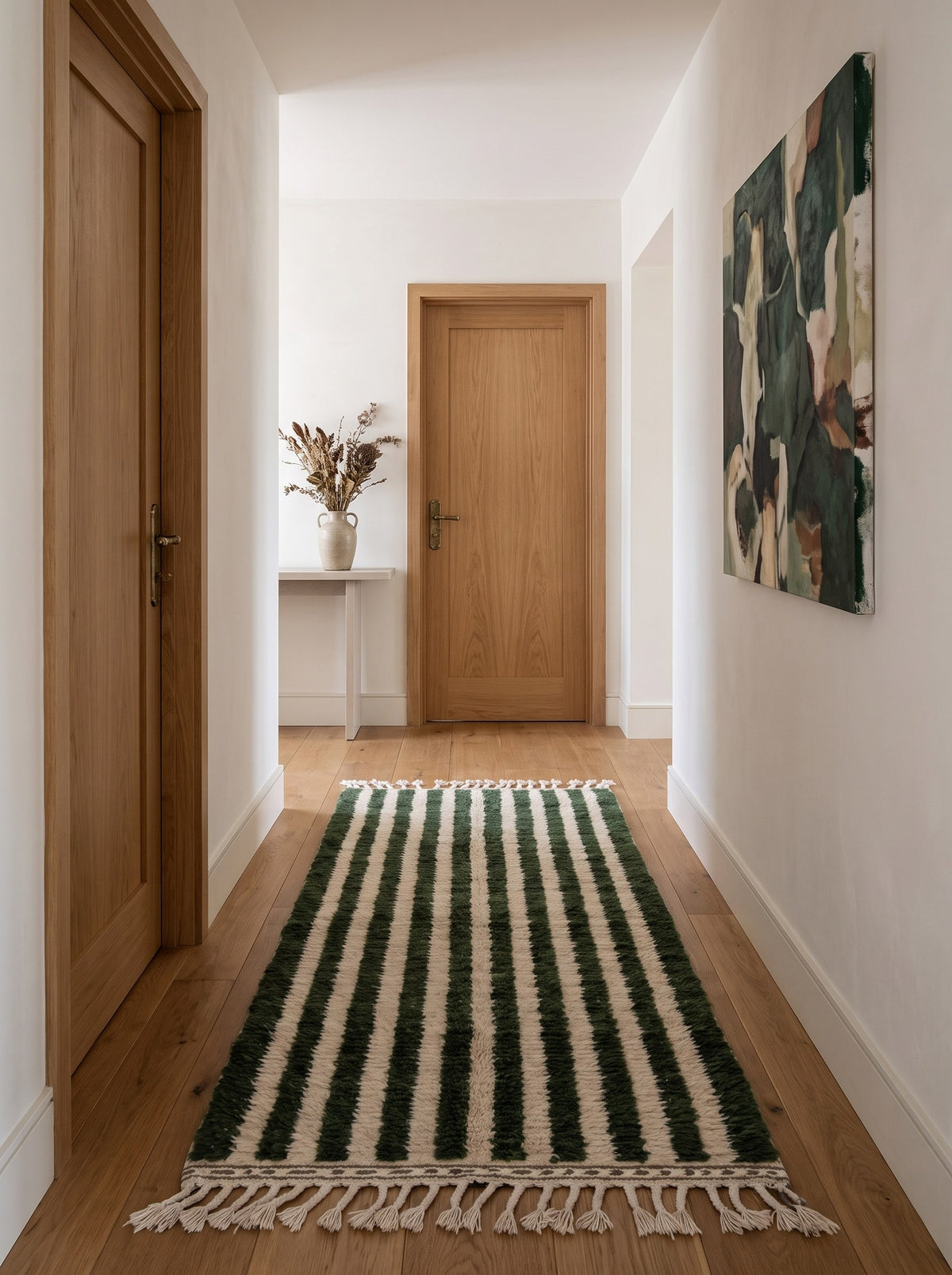 Tapis de couloir berbère à rayures vert et blanc Zirmal dans un autre couloir, noué main au Maroc