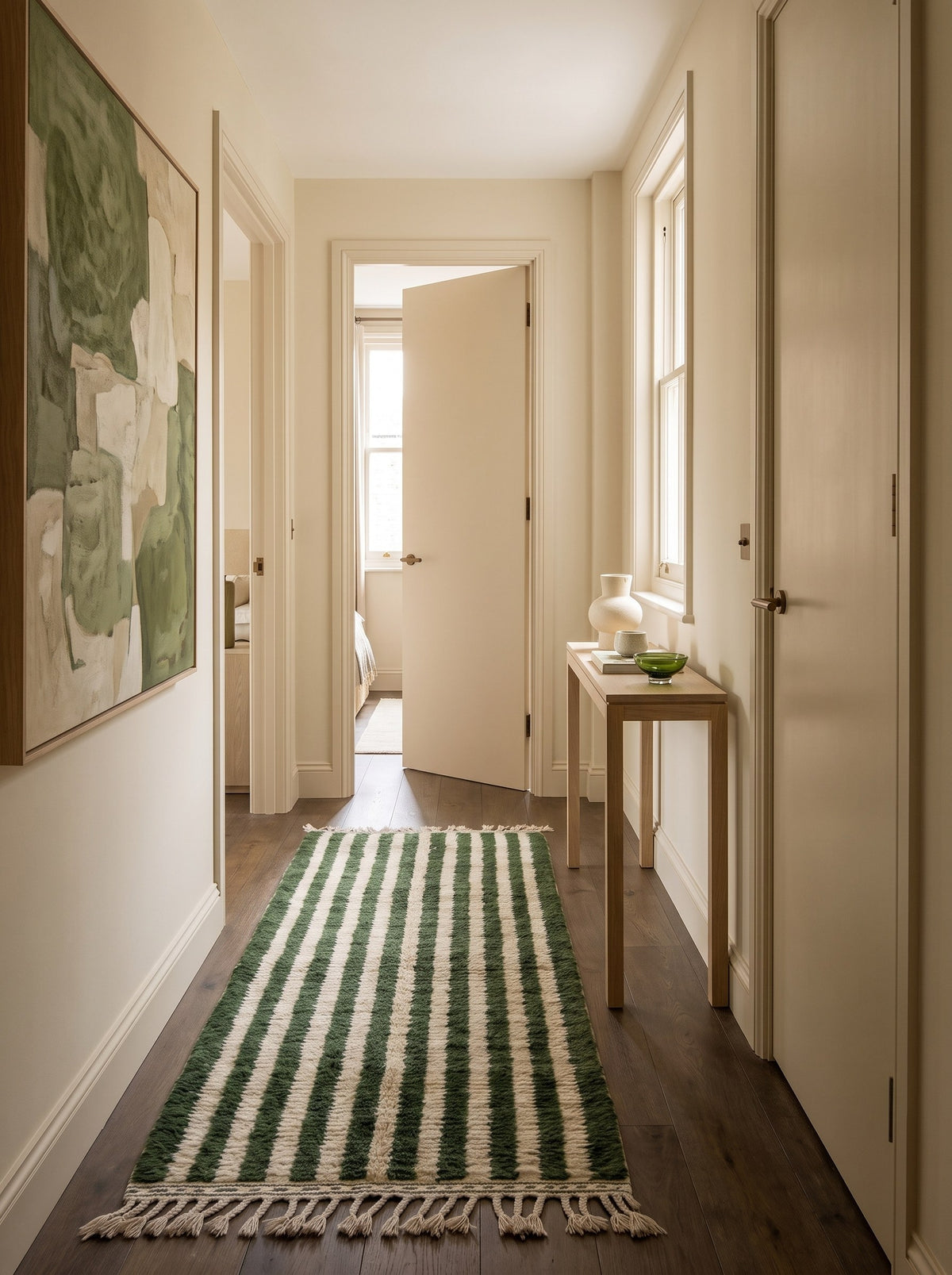 Tapis de couloir berbère à rayures vert et blanc Zirmal dans un troisième couloir, noué main au Maroc