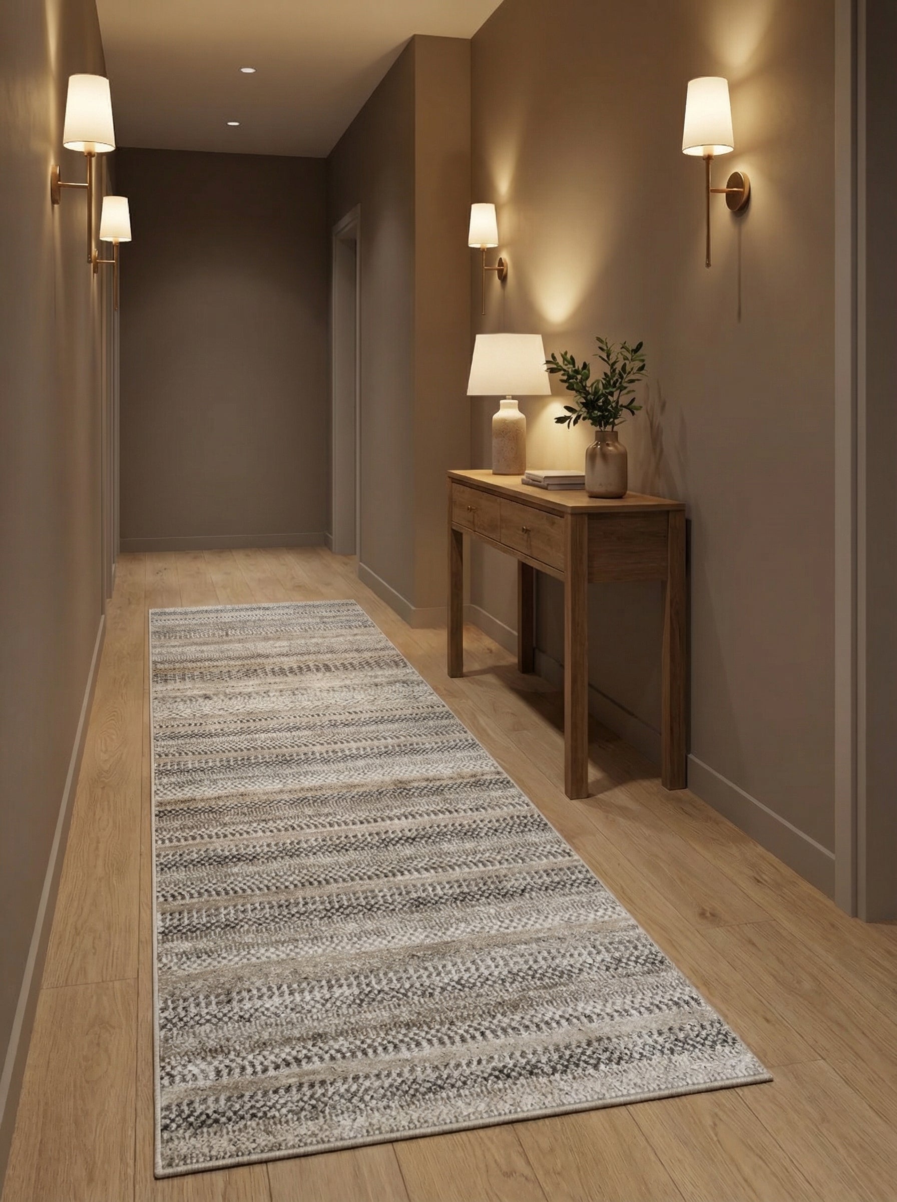 Tapis couloir rectangulaire aux motifs rayés irréguliers gris clair, beige et blanc cassé sur un parquet en bois clair dans une entrée moderne