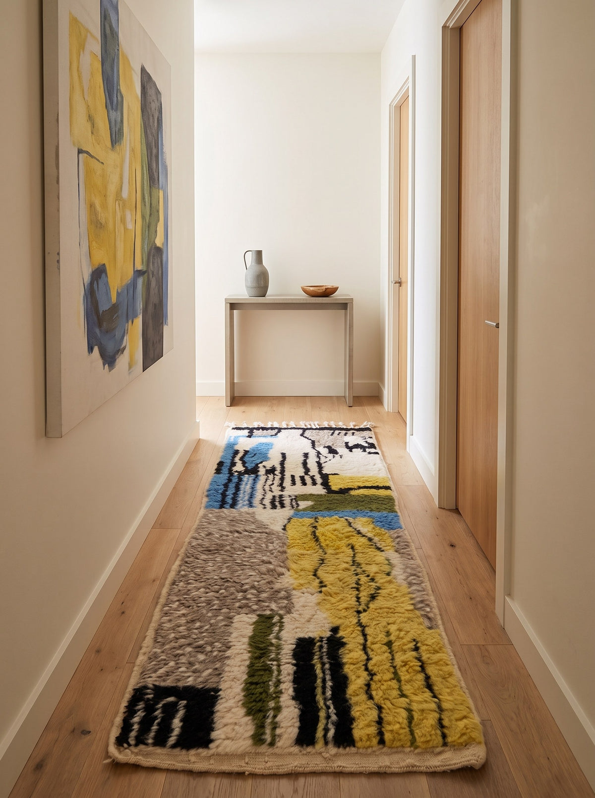 Tapis de couloir berbère coloré jaune et bleu Iznagal dans un troisième couloir, noué main au Maroc