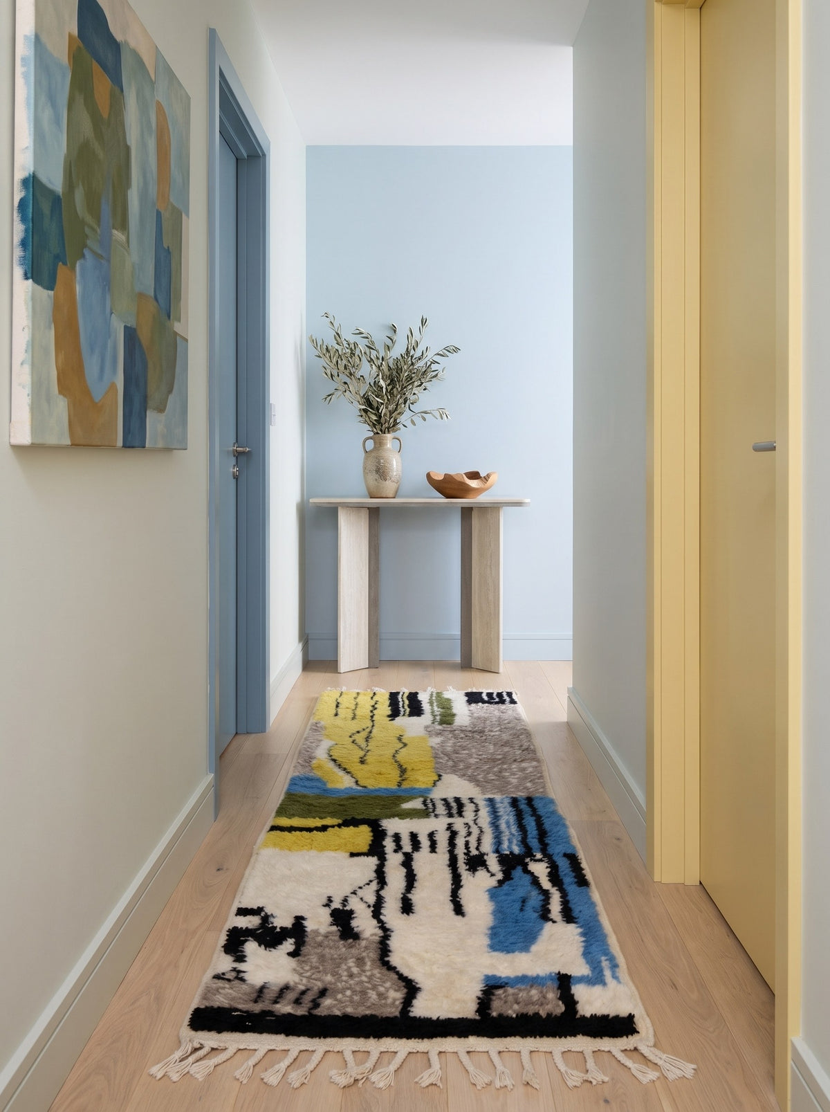 Tapis de couloir berbère coloré jaune et bleu Iznagal dans un couloir, noué main au Maroc