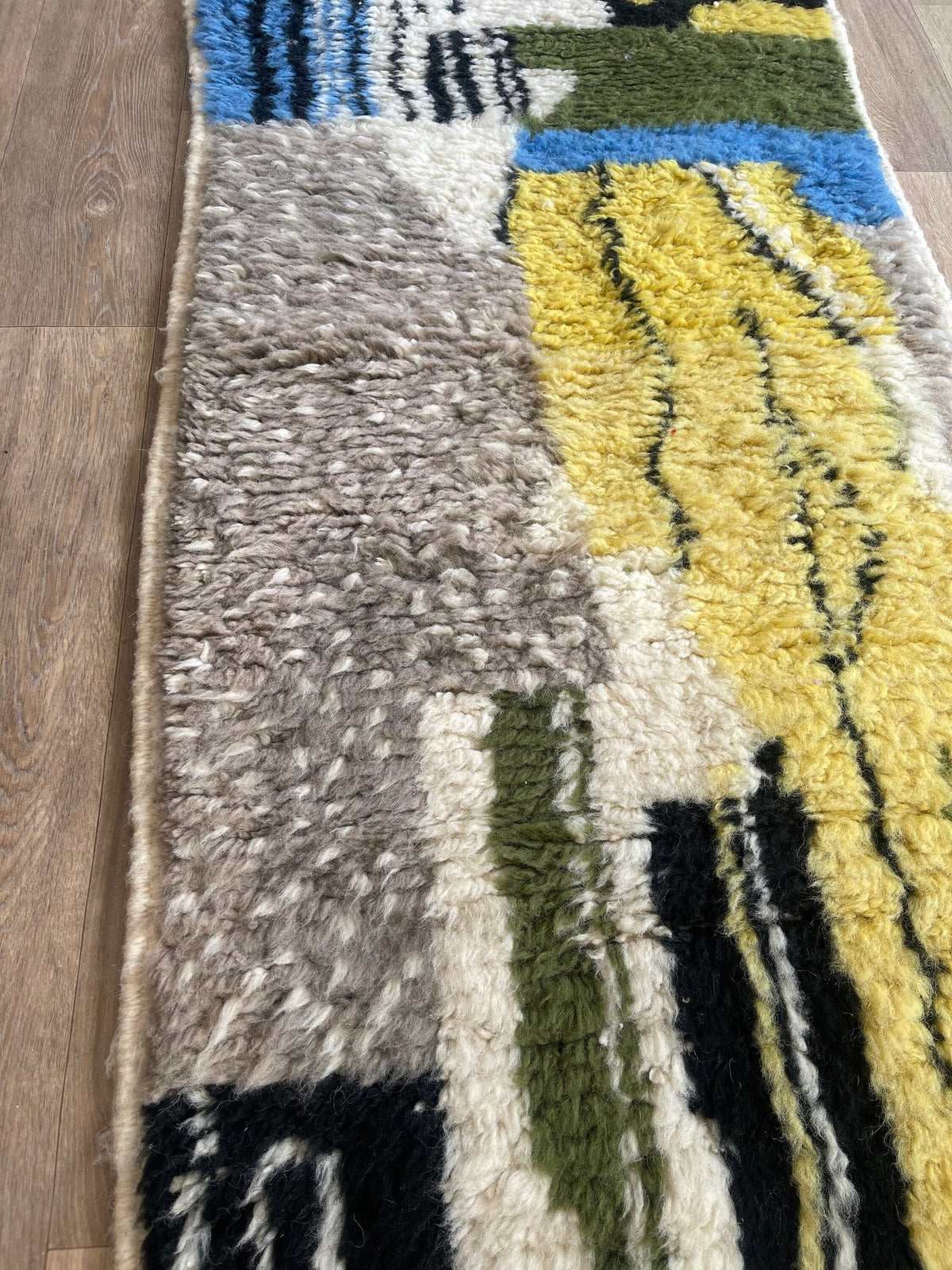 Gros plan sur un détail du tapis de couloir berbère Iznagal, tracé irrégulier du motif fait main