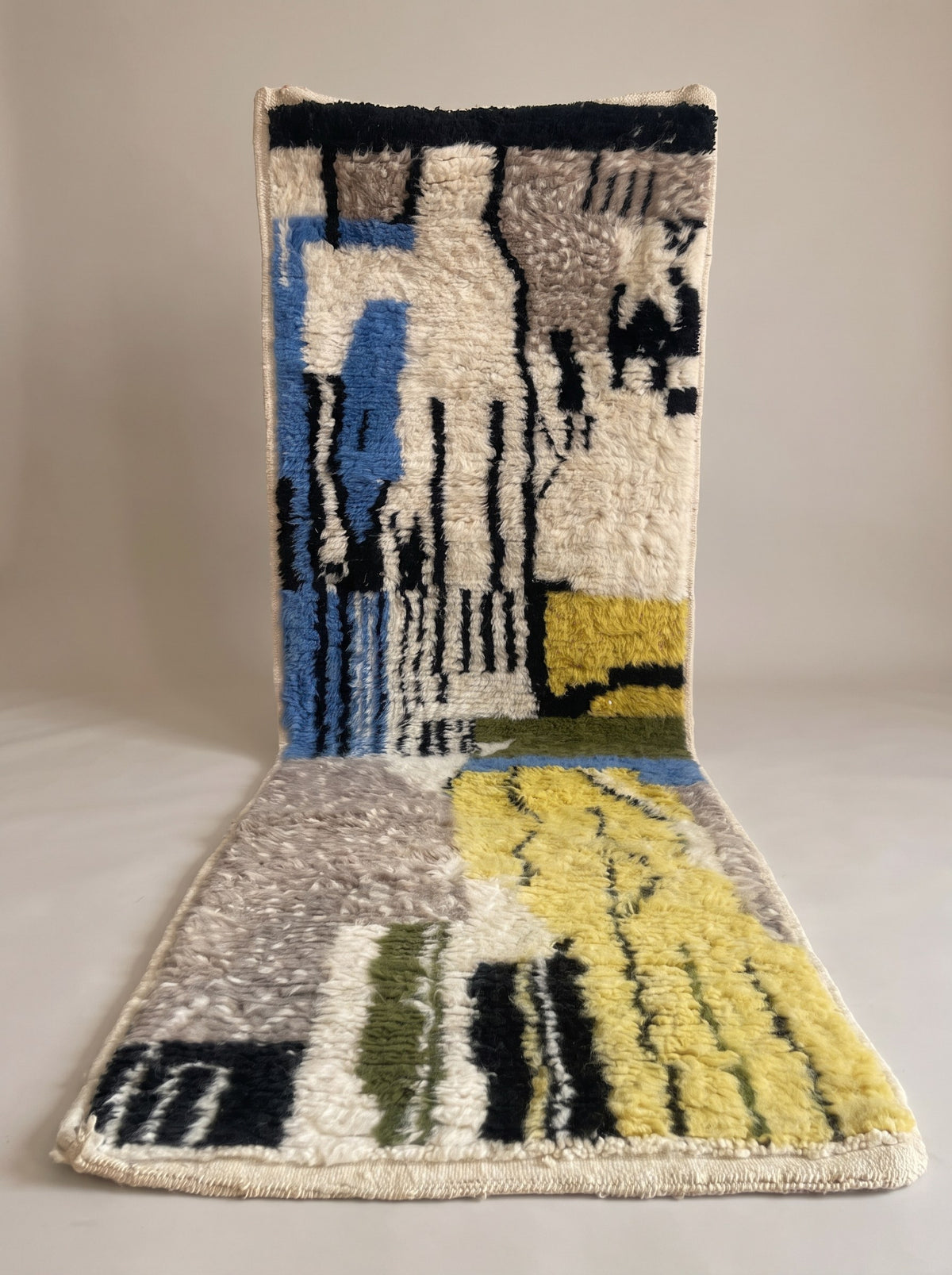 Tapis de couloir berbère coloré jaune et bleu Iznagal suspendu, pièce unique nouée main au Maroc