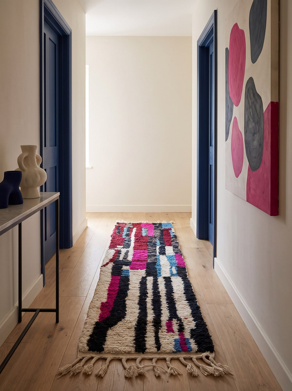 Tapis de couloir berbère coloré noir et fuchsia Zerouan dans un autre couloir, noué main au Maroc