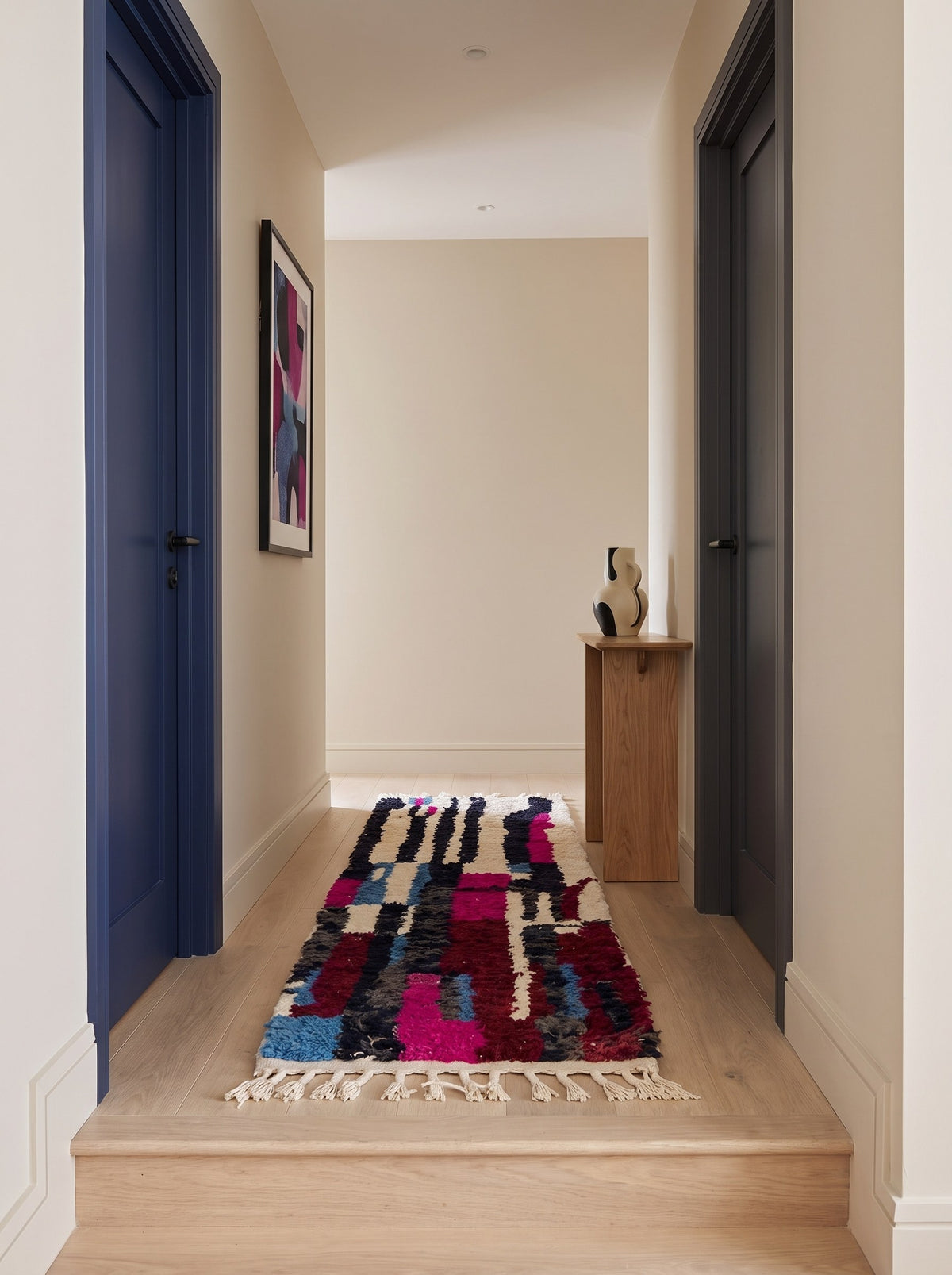 Tapis de couloir berbère coloré noir et fuchsia Zerouan dans un troisième couloir, noué main au Maroc