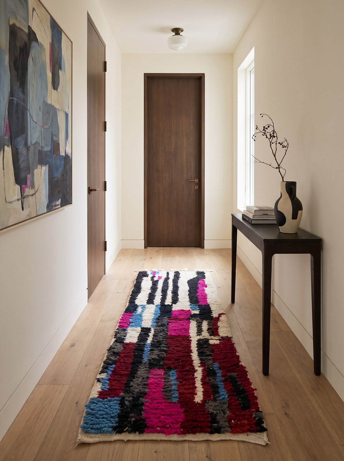 Tapis de couloir berbère coloré noir et fuchsia Zerouan dans un couloir, noué main au Maroc
