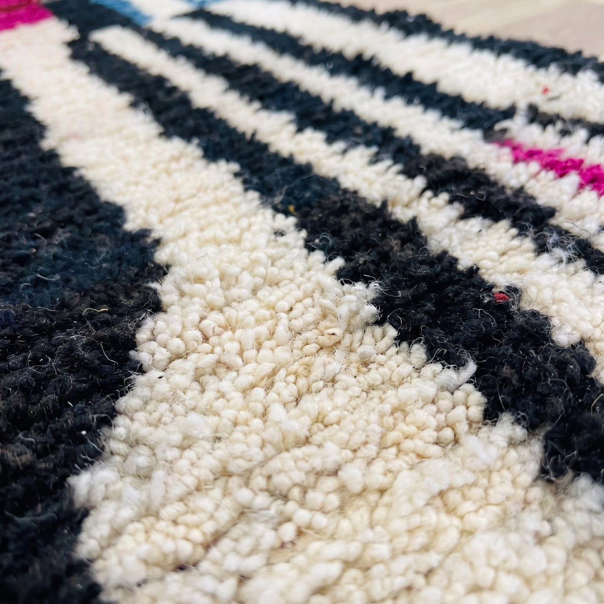 Gros plan sur un motif du tapis de couloir berbère Zerouan, couloir à poil long, moitié haute