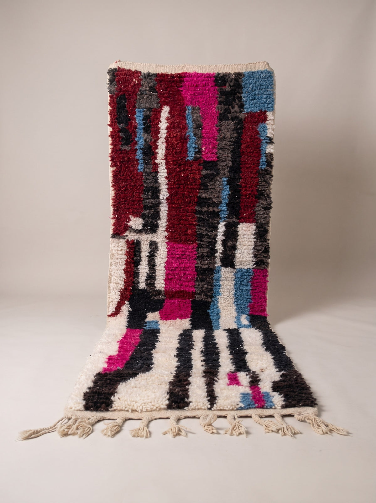 Tapis de couloir berbère coloré noir et fuchsia Zerouan suspendu, pièce unique nouée main au Maroc