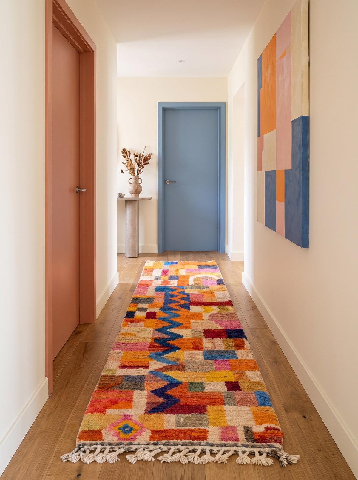 Tapis de couloir berbère coloré orange et bleu Anzarane dans un autre couloir, noué main au Maroc