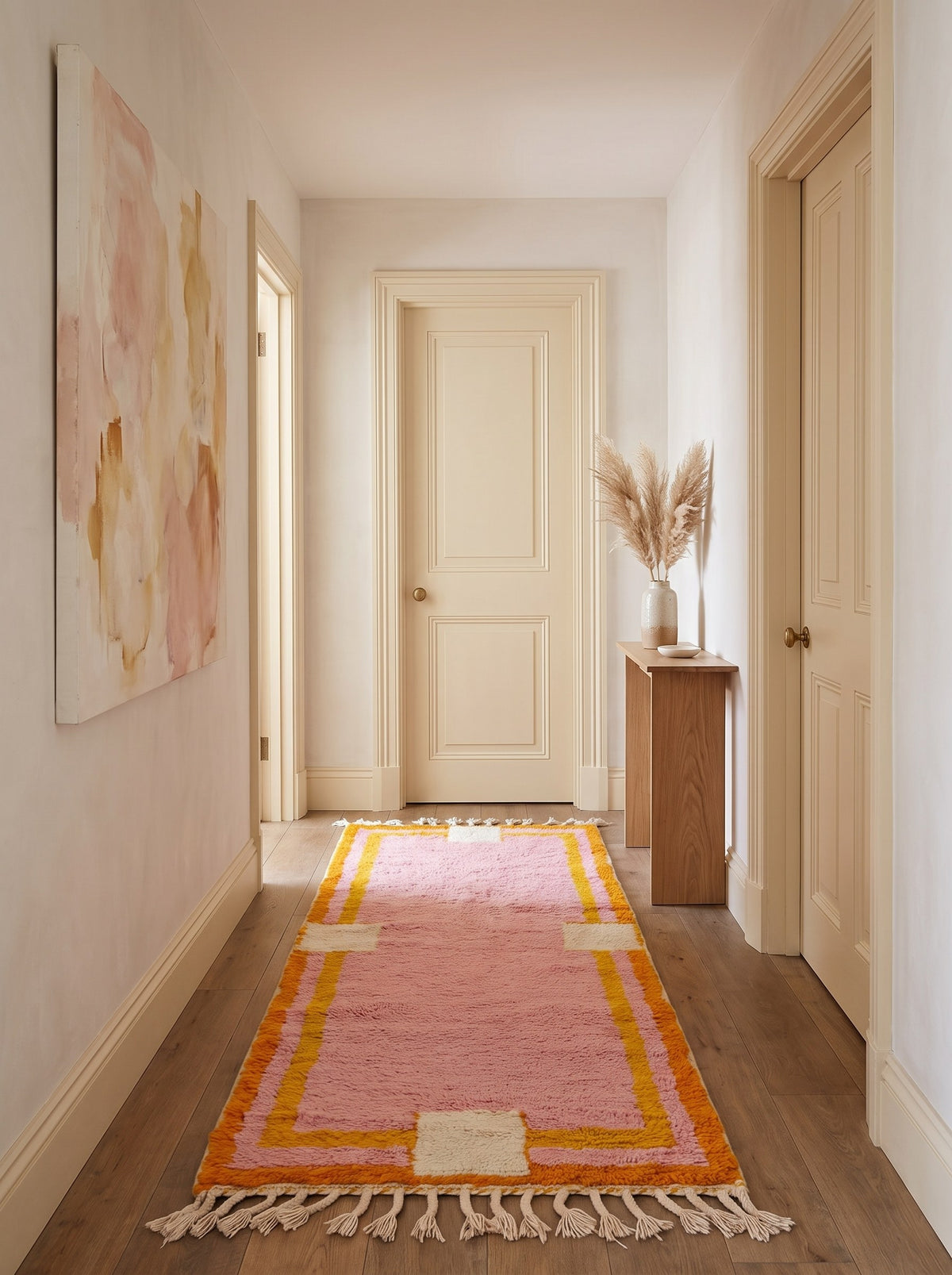 Tapis de couloir berbère coloré rose Berkane dans un couloir, noué main au Maroc