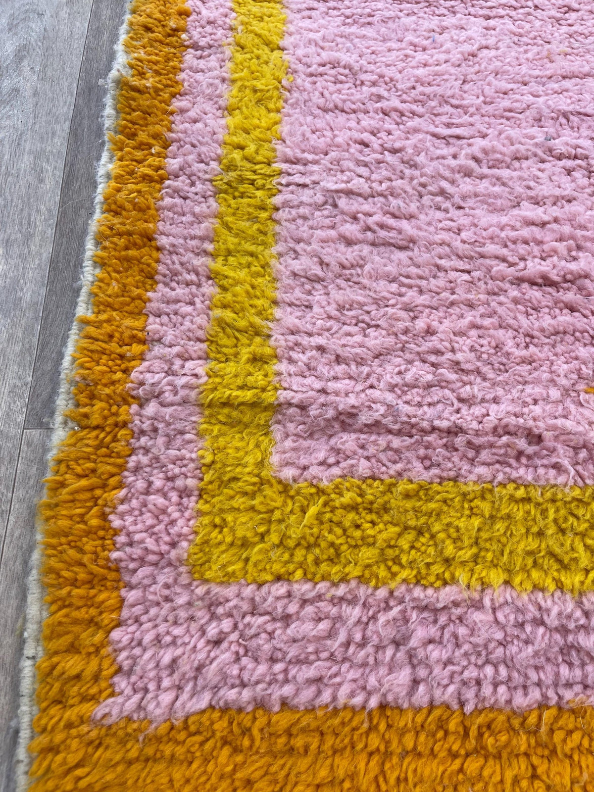 Close-up of the turned-up corner of the Berkane Berber runner, thickness of the long pile and hand-woven back