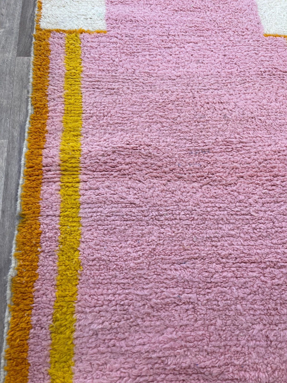 Close-up of the wool of the Berkane Berber runner, tight knots and the line of the pattern up close