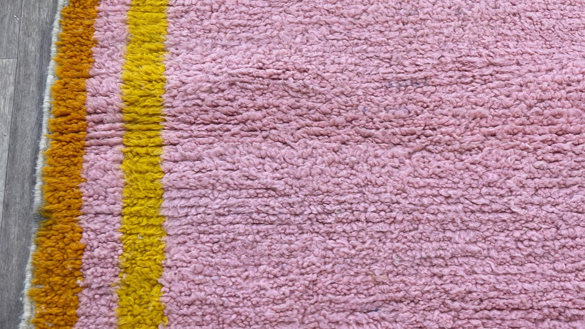 Gros plan sur la laine du tapis de couloir berbère Berkane, poil rose noué à la main