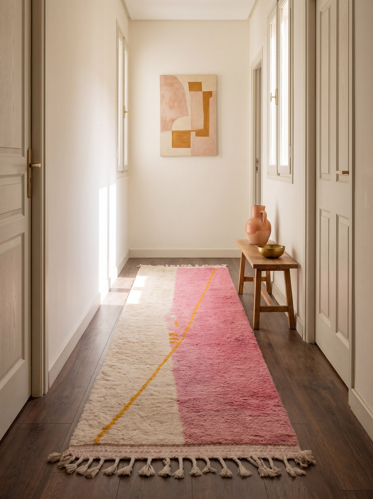 Tapis de couloir berbère coloré rose et blanc Tanmila dans un autre couloir, noué main au Maroc