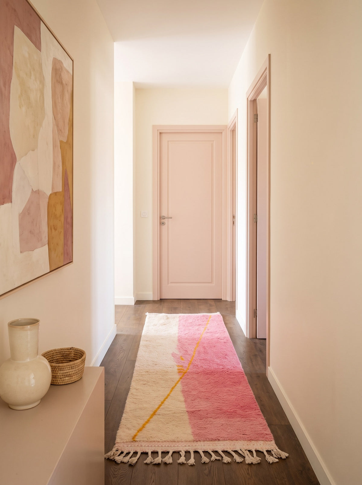 Tapis de couloir berbère coloré rose et blanc Tanmila dans un couloir, noué main au Maroc