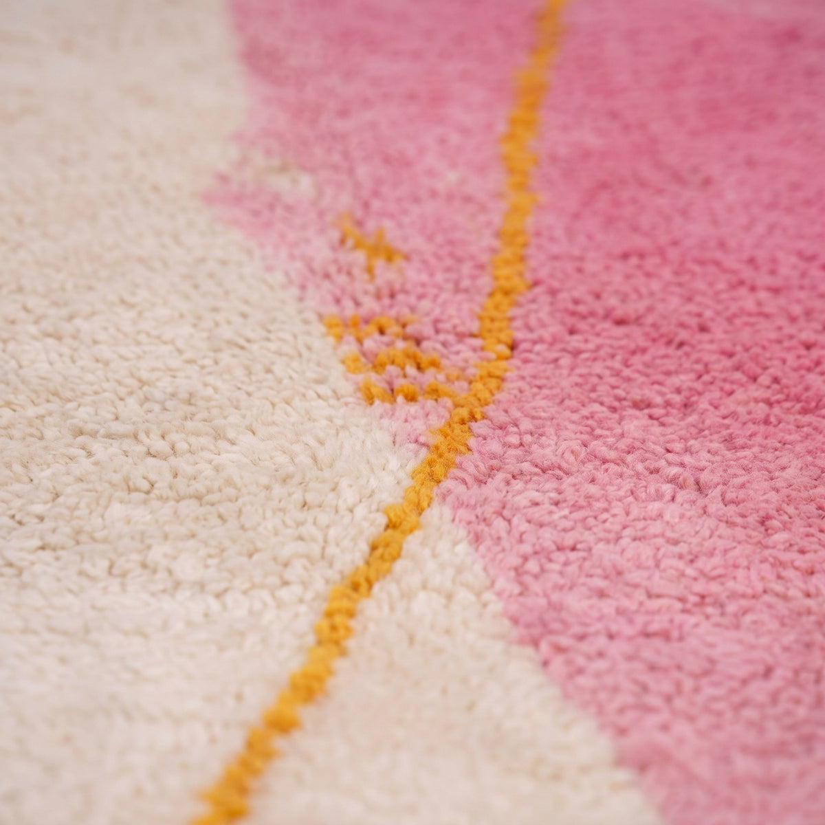 Gros plan sur un motif du tapis de couloir berbère Tanmila, couloir partagé dans la longueur, moitié gauche écrue