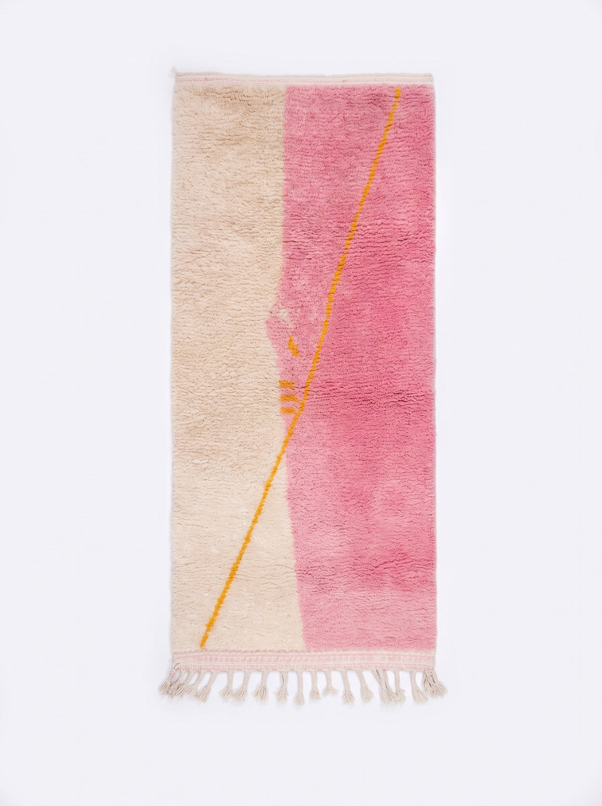 Tapis de couloir berbère coloré rose et blanc Tanmila vu à plat, couloir partagé dans la longueur, moitié gauche écrue
