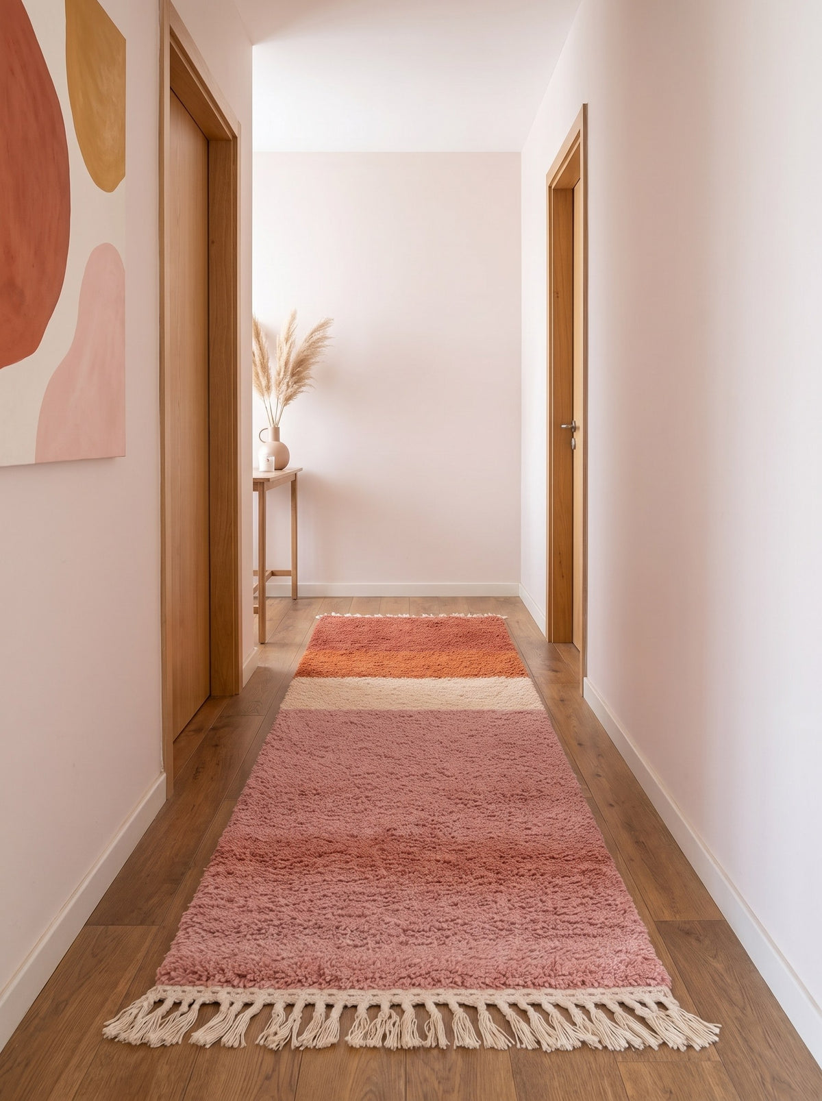 Tapis de couloir berbère coloré rose et orange Mayyu dans un troisième couloir, noué main au Maroc