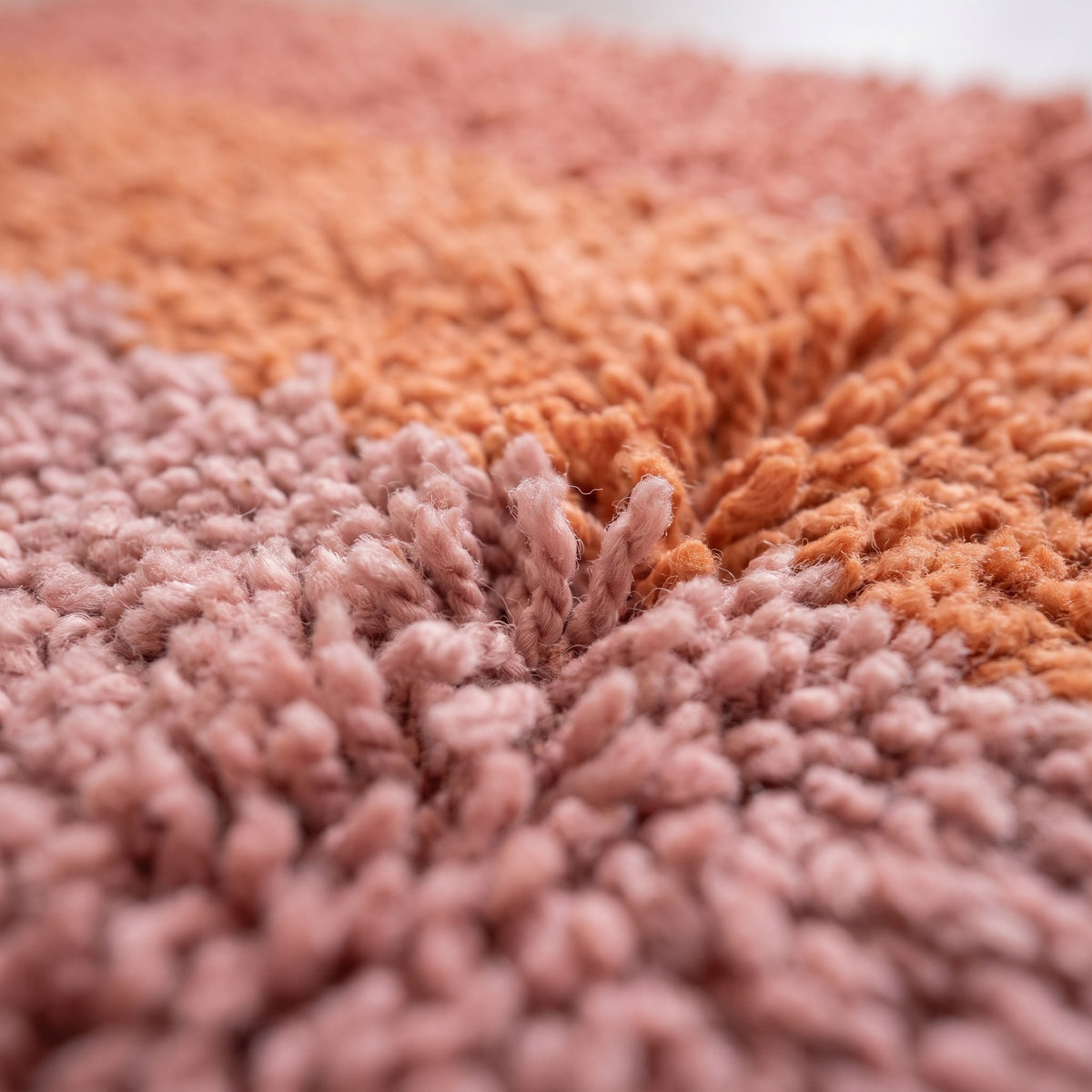 Gros plan sur un motif du tapis de couloir berbère Mayyu, couloir à poil dense, de haut en bas
