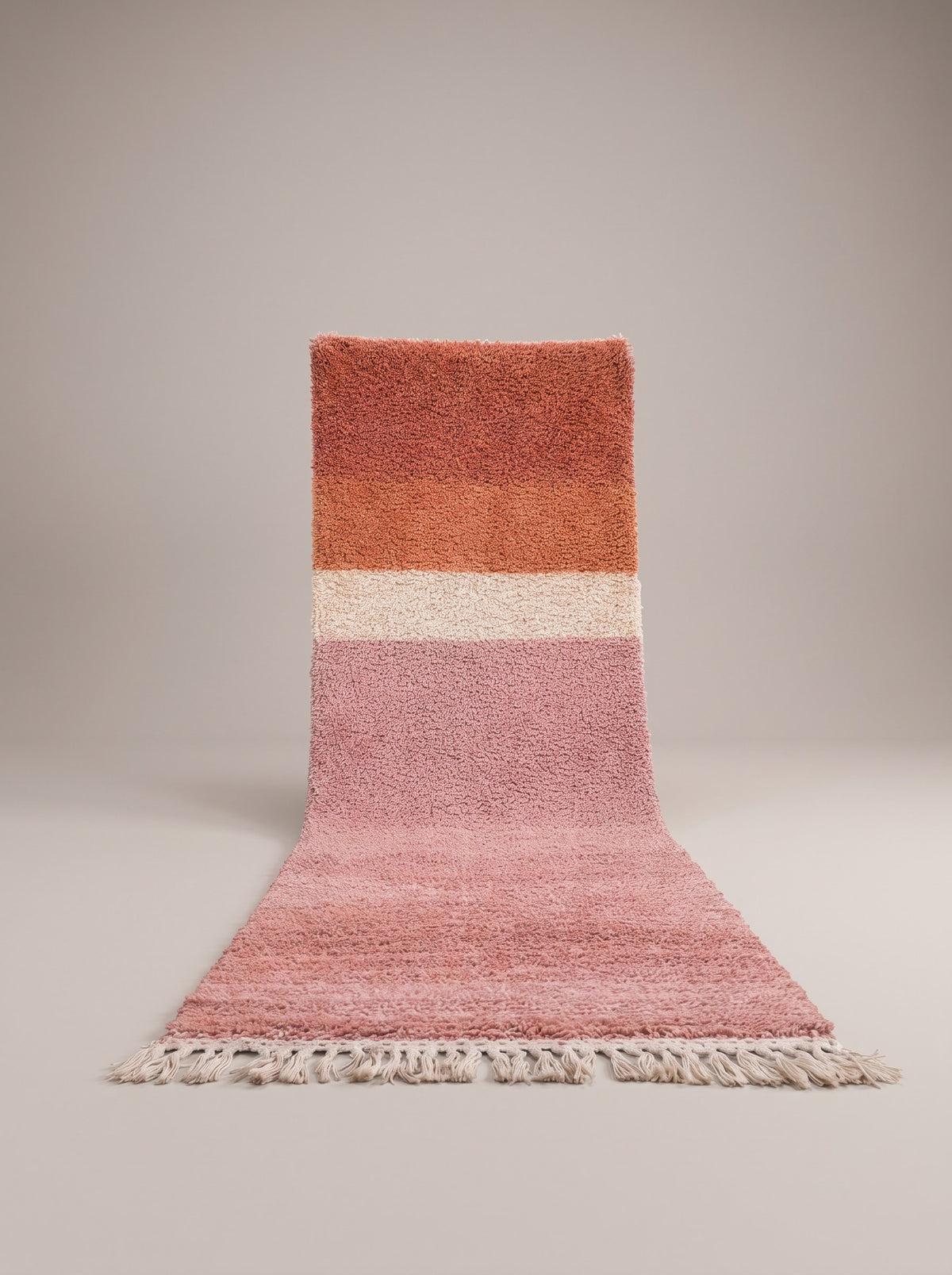 Tapis de couloir berbère coloré rose et orange Mayyu suspendu, pièce unique nouée main au Maroc
