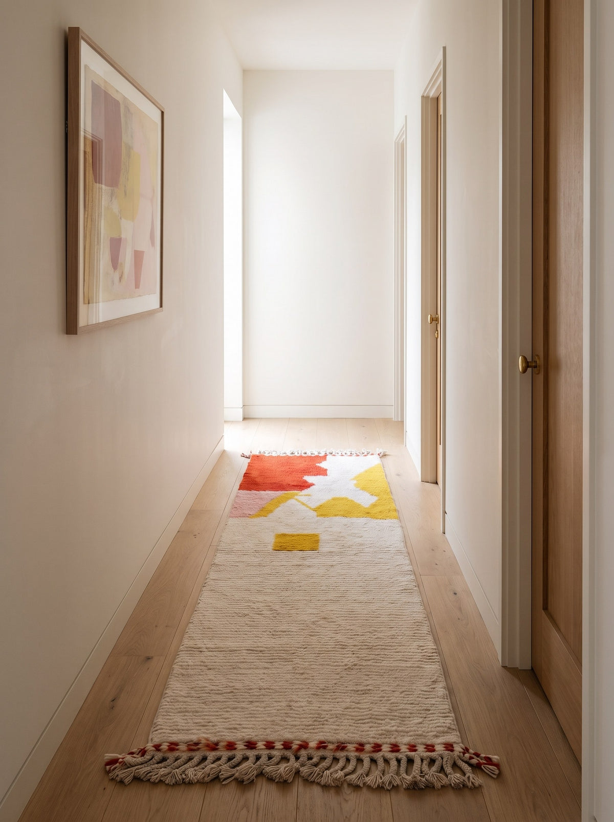 Tapis de couloir berbère coloré rouge et jaune Farsia dans un autre couloir, noué main au Maroc
