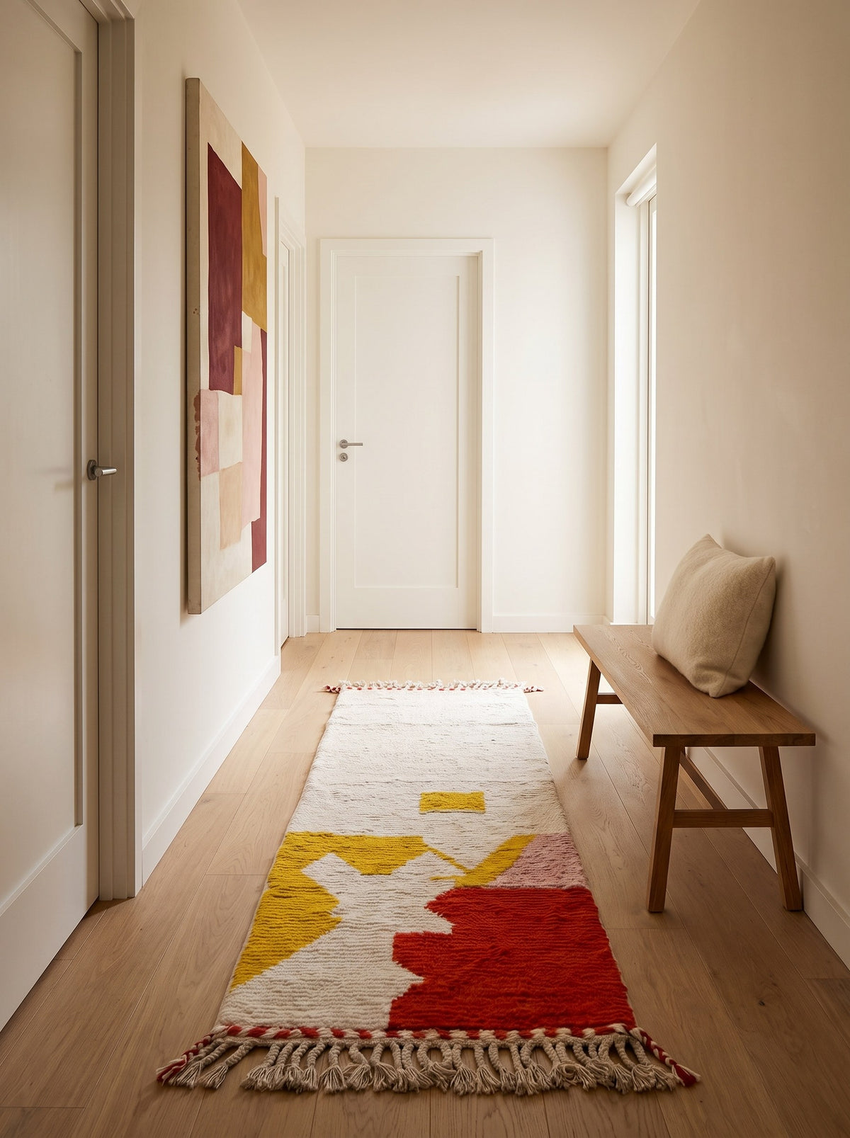 Tapis de couloir berbère coloré rouge et jaune Farsia dans un couloir, noué main au Maroc