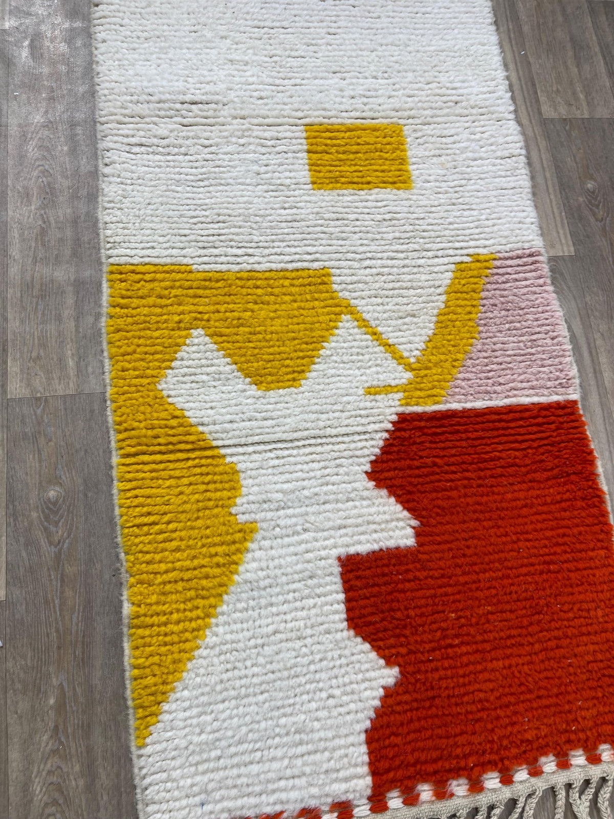 Gros plan sur un détail du tapis de couloir berbère Farsia, tracé irrégulier du motif fait main